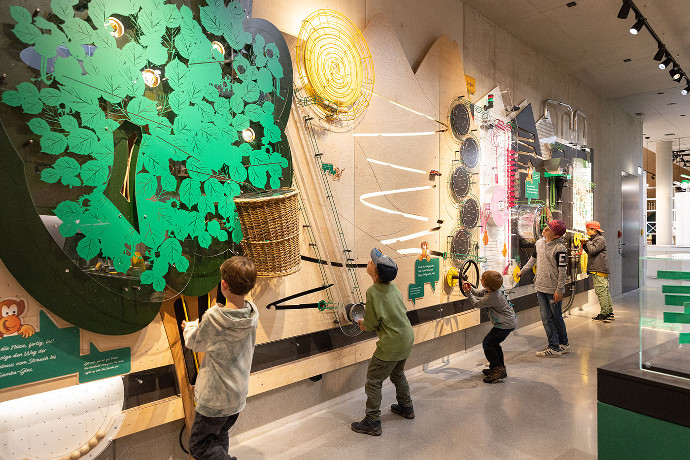 Kinder in einer interaktiven Ausstellung im Rapunzel Besucherzentrum