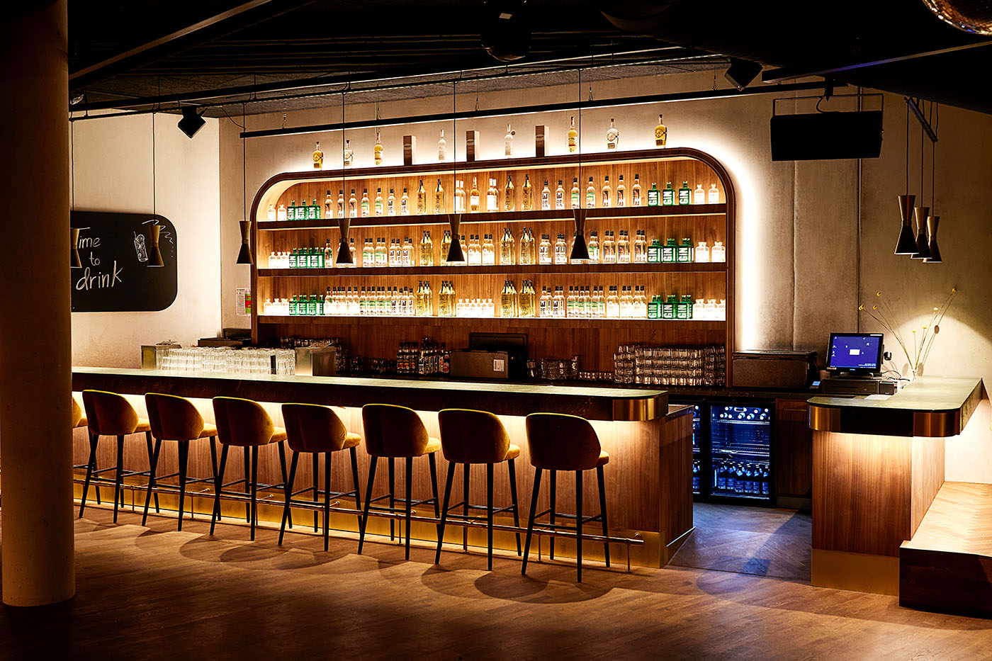 Bar mit beleuchtetem Regal im Rapunzel Besucherzentrum