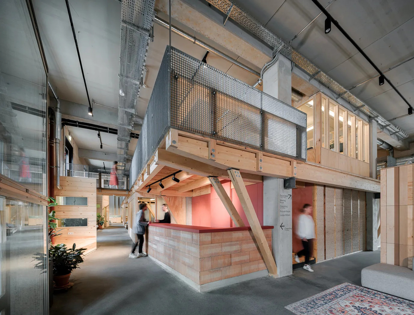 Empore aus Holz im CRCLR House