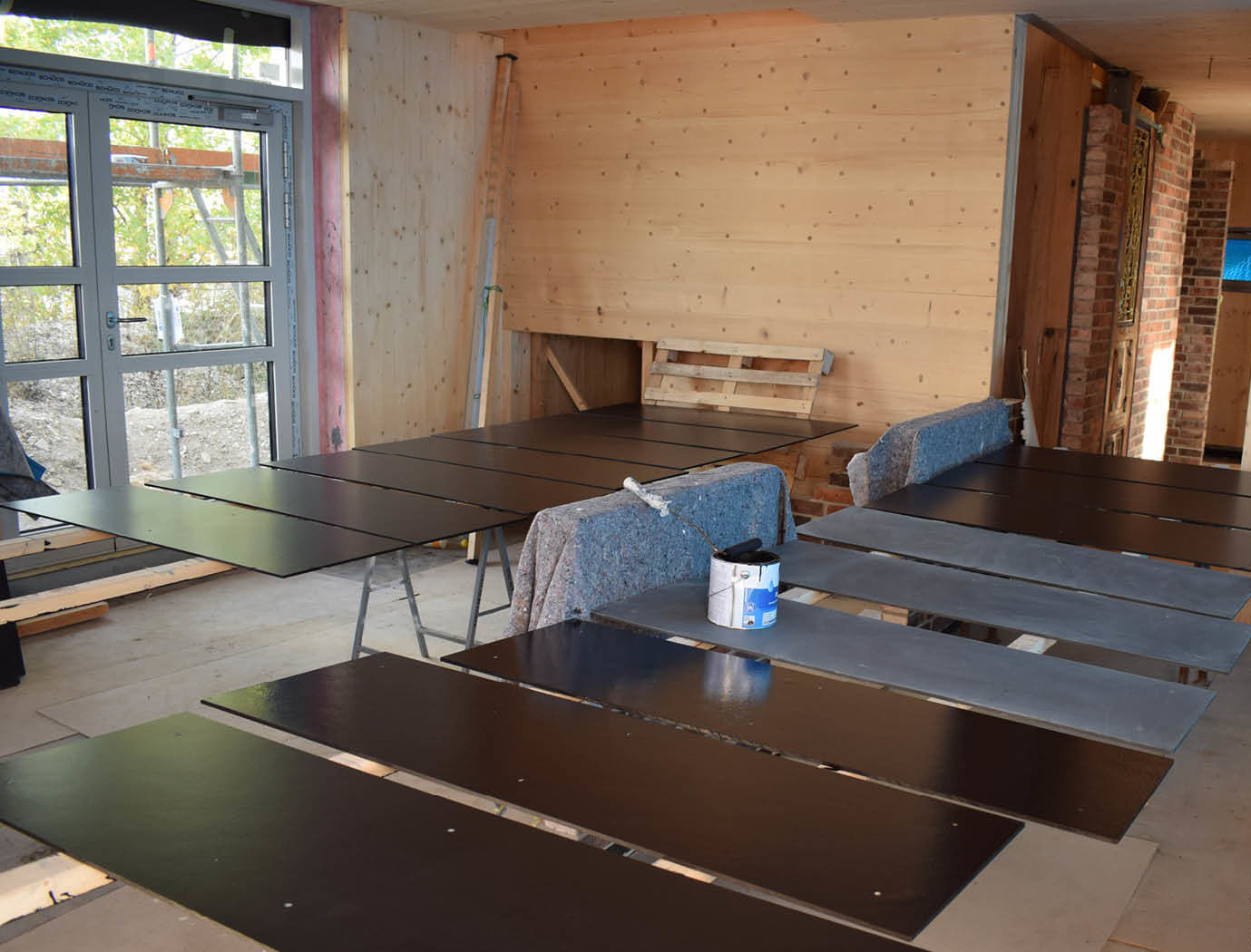 schwarz lackierte Platten im Recyclinghaus Hannover