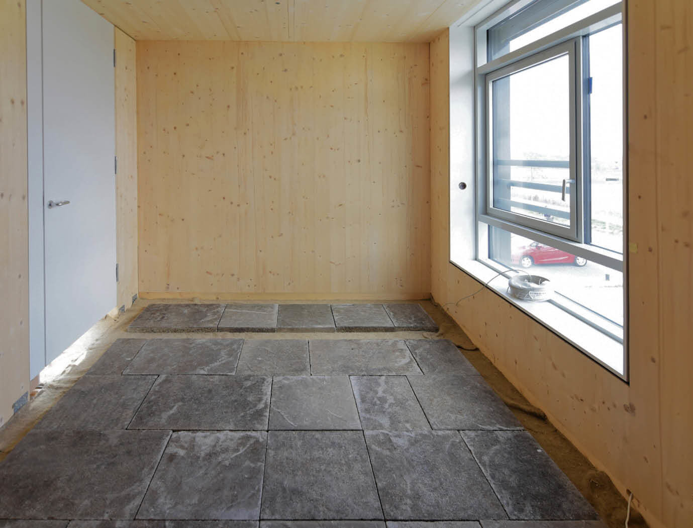 Wiederverwendete Bodenplatten im Recyclinghaus Hannover