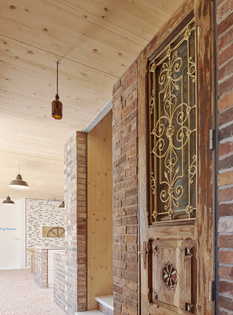 Zirkuläres Bauen im Recyclinghaus Hannover mit alten Zieglsteinen und historischer Tür