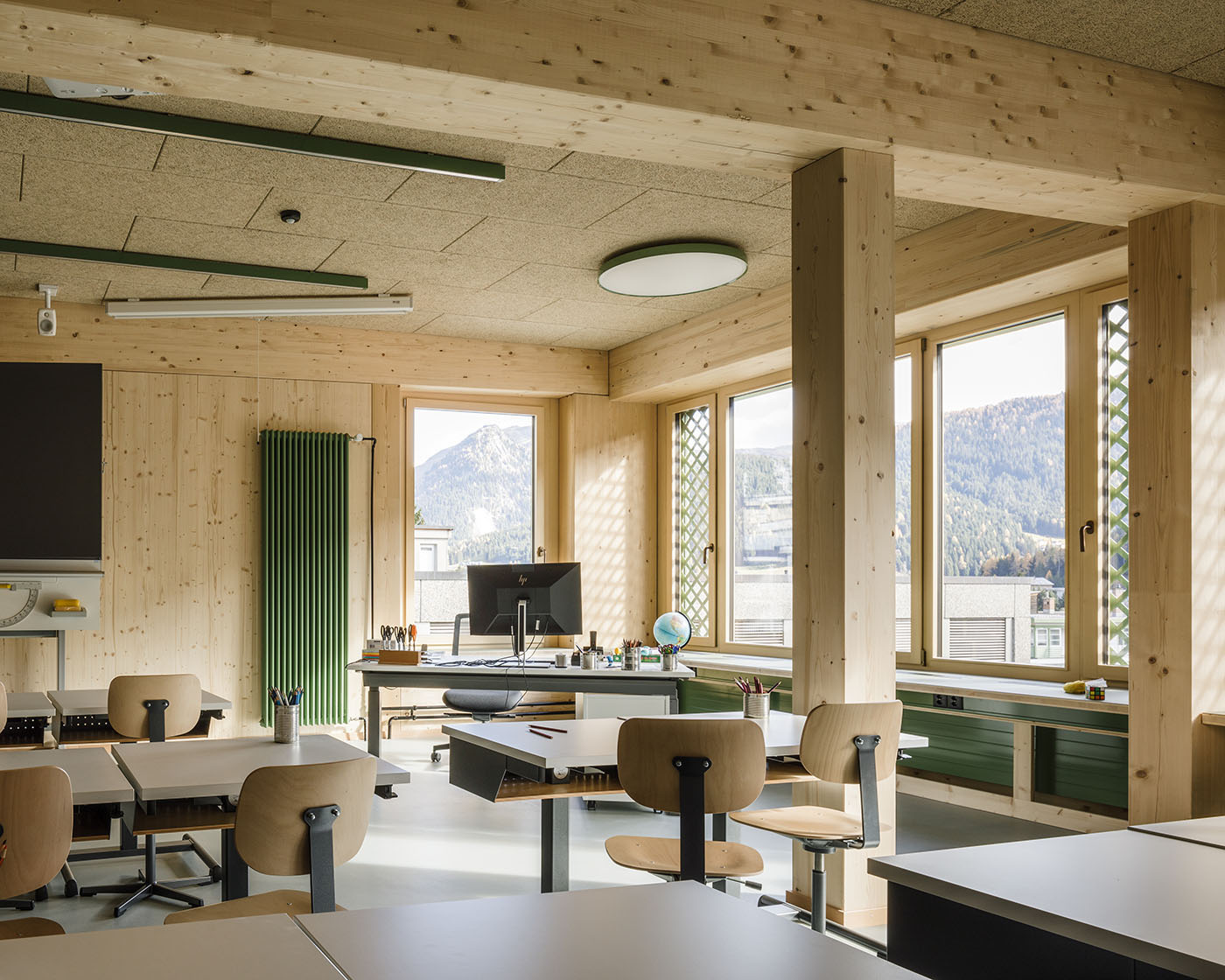 Klassenzimmer mit Holzstützen und Holzbalken