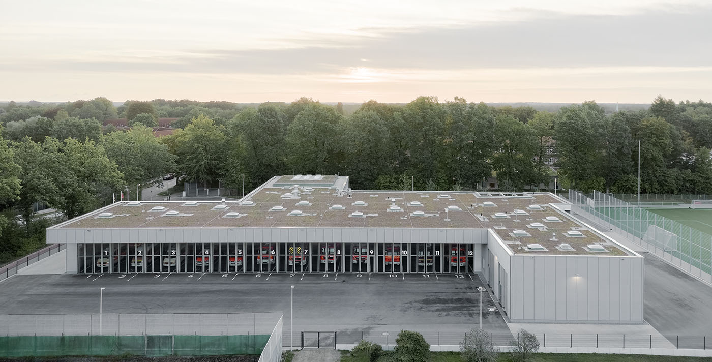 Feuerwehrwache in Reinbek aus der Luft mit Bäumen im Hintergrund