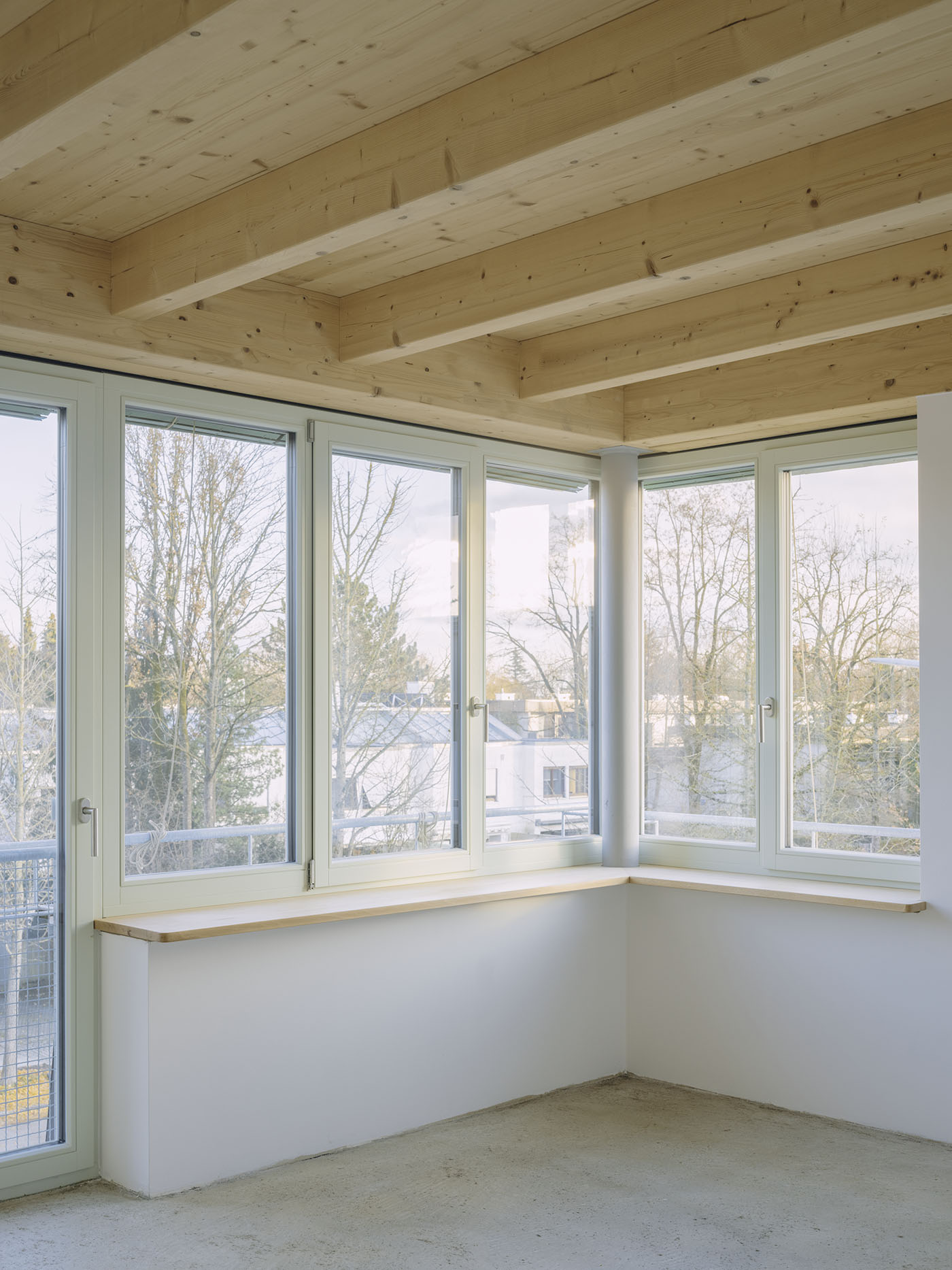 Wohnraum mit Eckfenster und Holzdecke