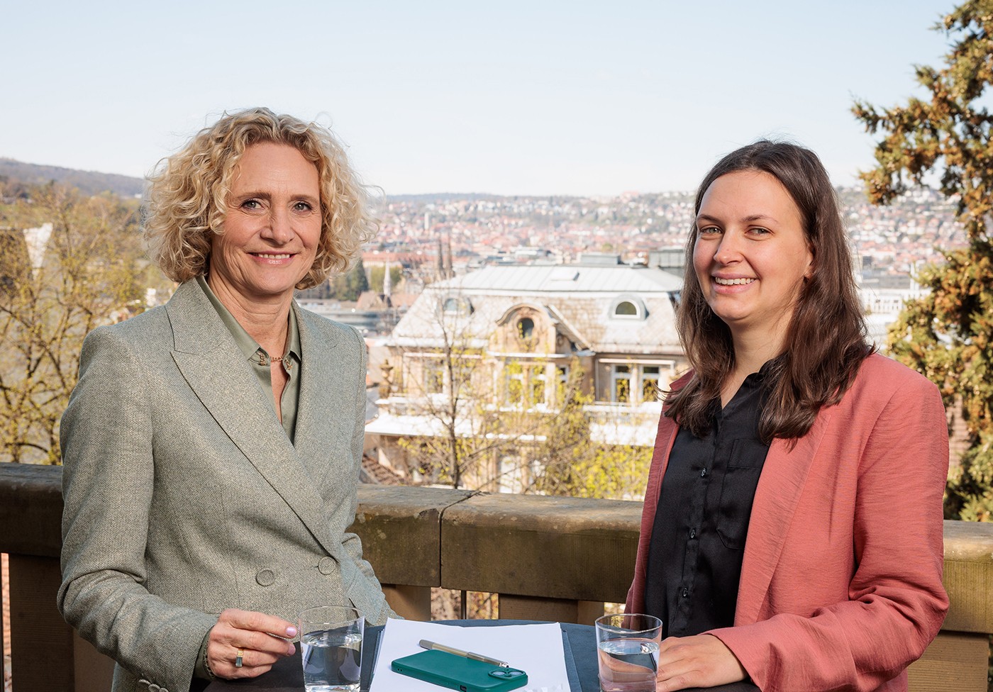 Paula Wätzold und Evelin Lux auf einer Terasse mit Blick auf Stuttgart
