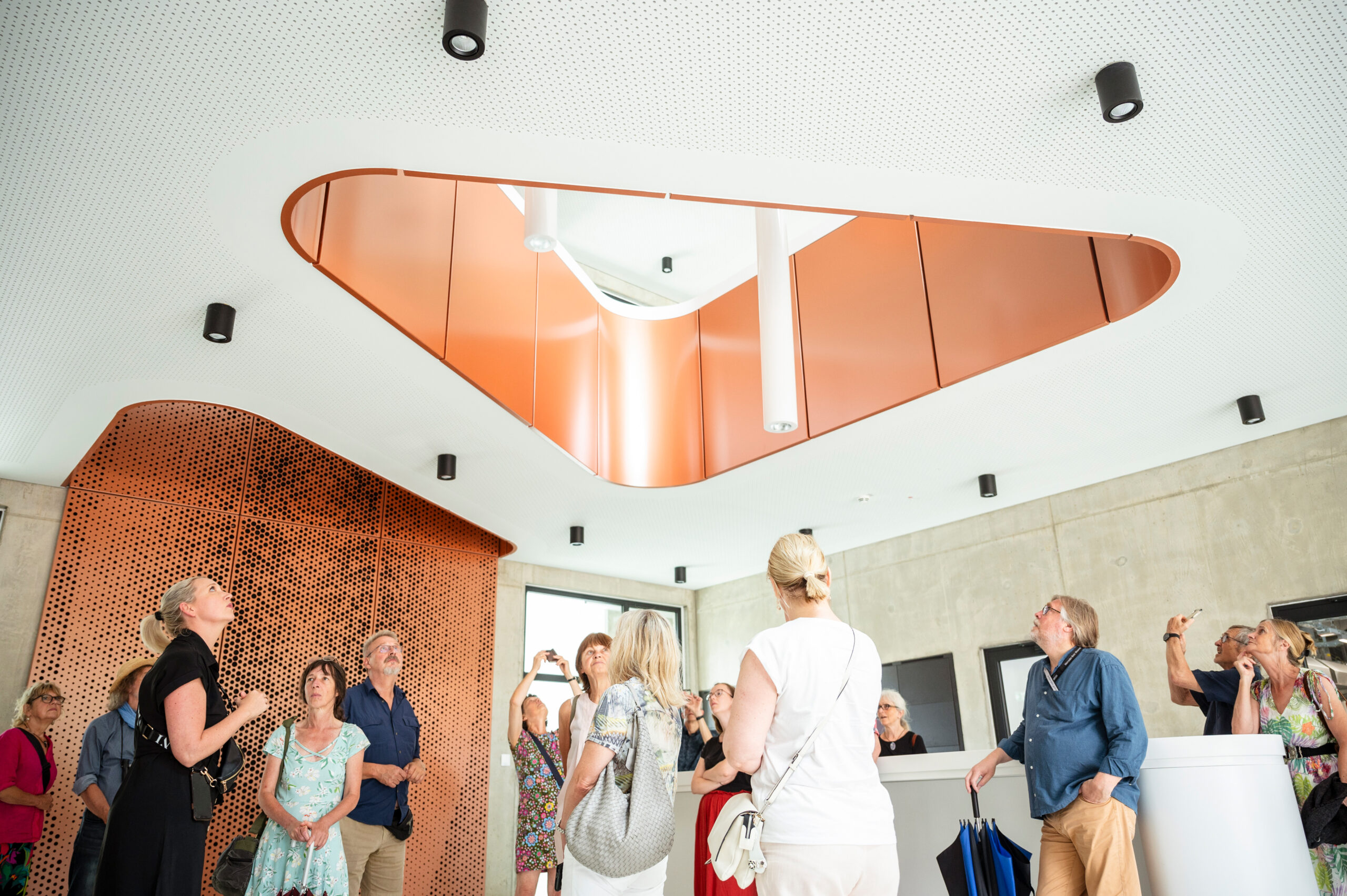 Besuchergruppe unter einem Oberlicht