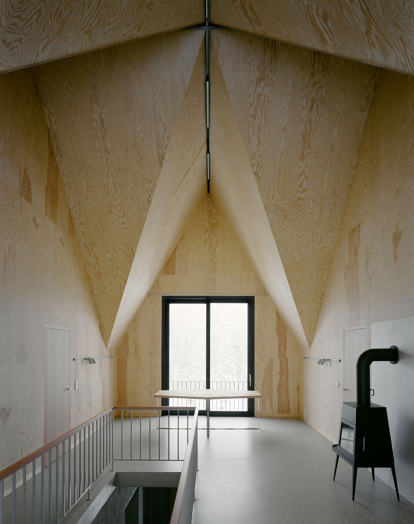 Heller, hoher Giebelraum mit Holzdecke