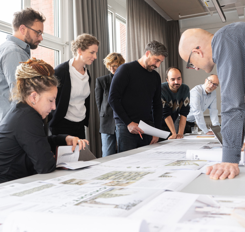 Dioe Jury begutachtet Pläne der Einreichungen