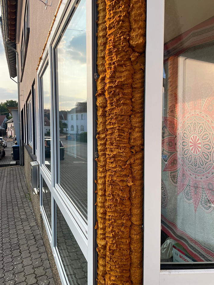 Dämmung, die an einer Fensterkante offen liegt