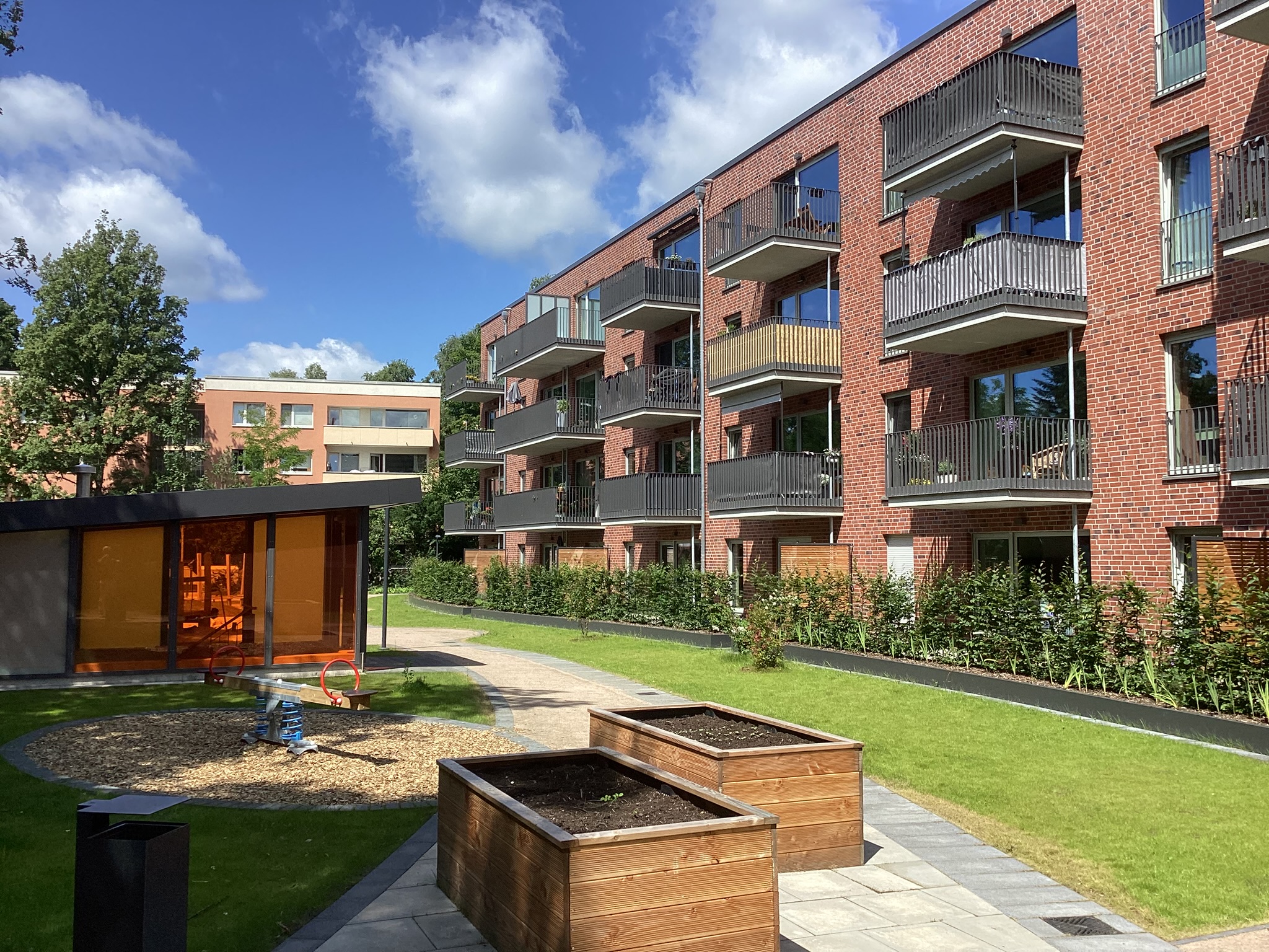 Wohnhaus mit Klinkerfassade, Innenhof und Balkonen