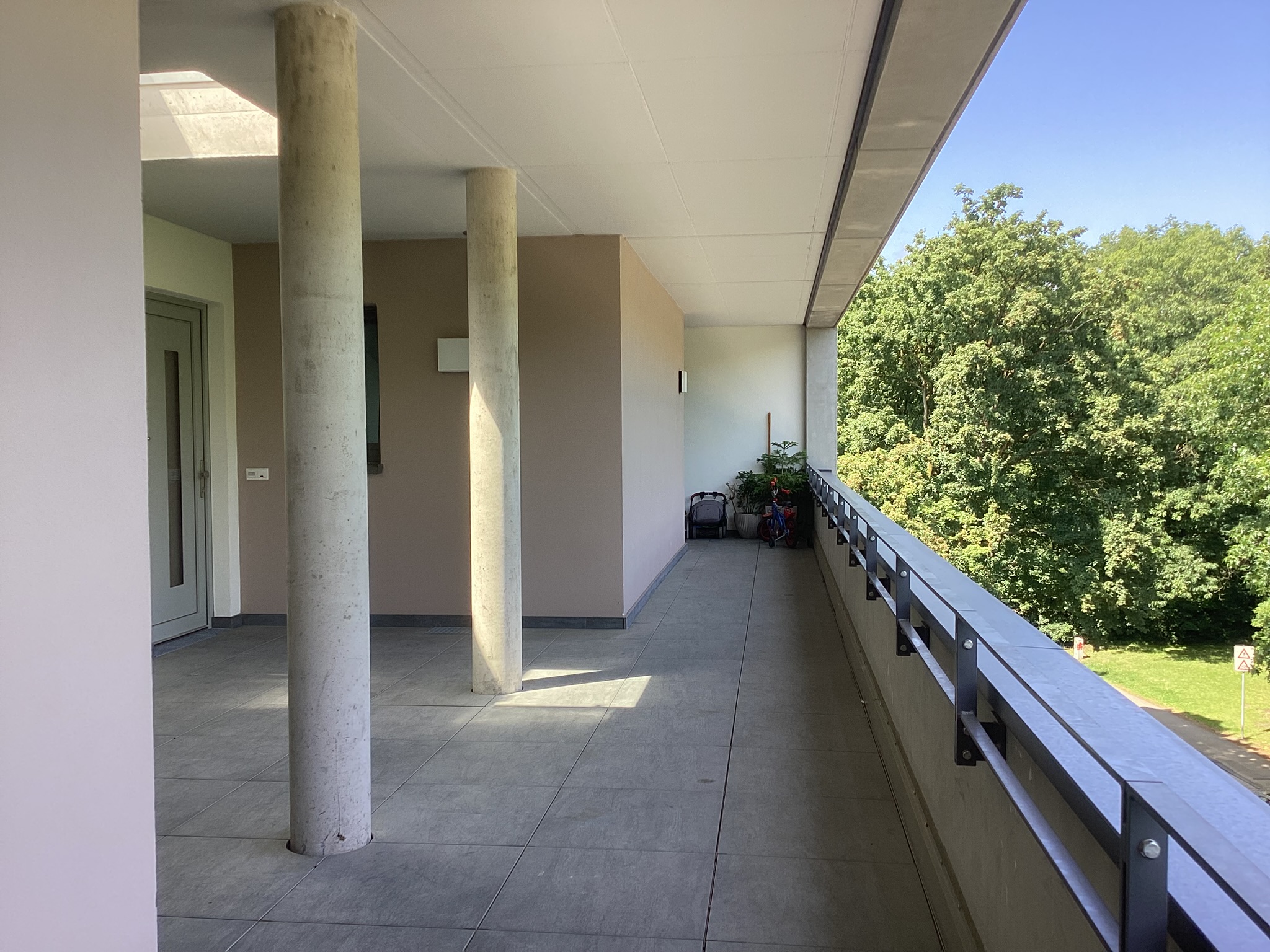 Laubengang mit Vorbereich vor Wohnungstür