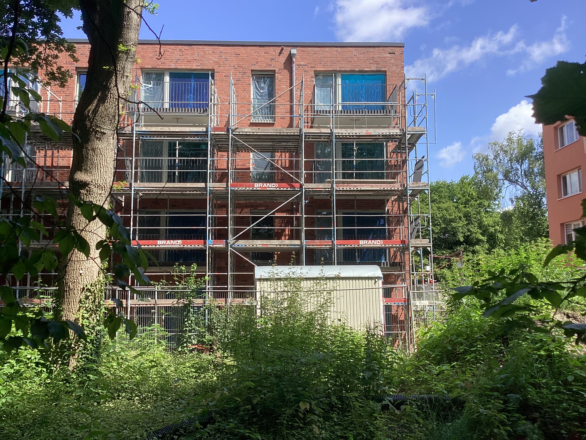 Wohnhaus mit Klinkerfassade und Baugerüst