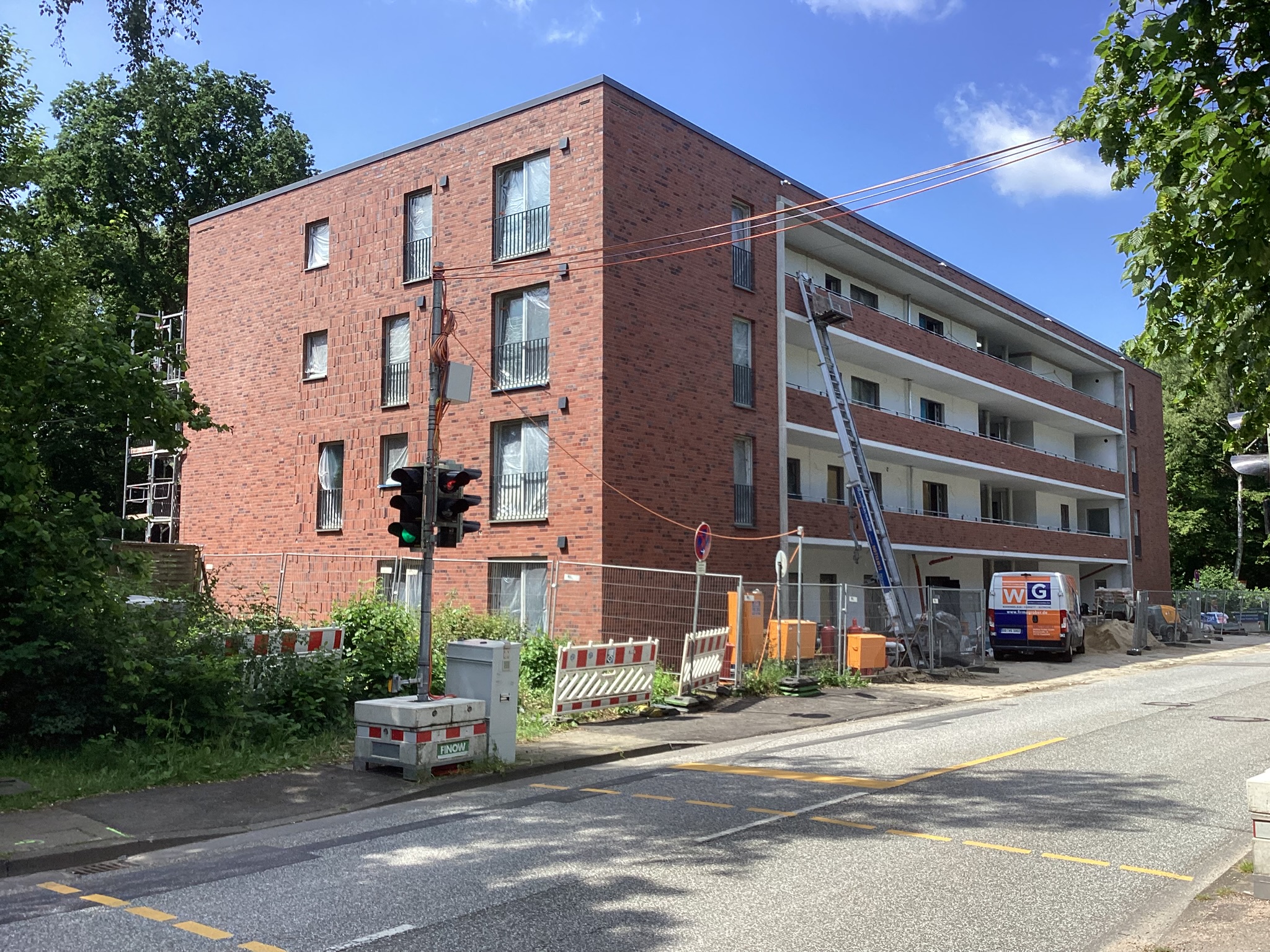 Wohnhaus mit Klinkerfassade und Laubengang