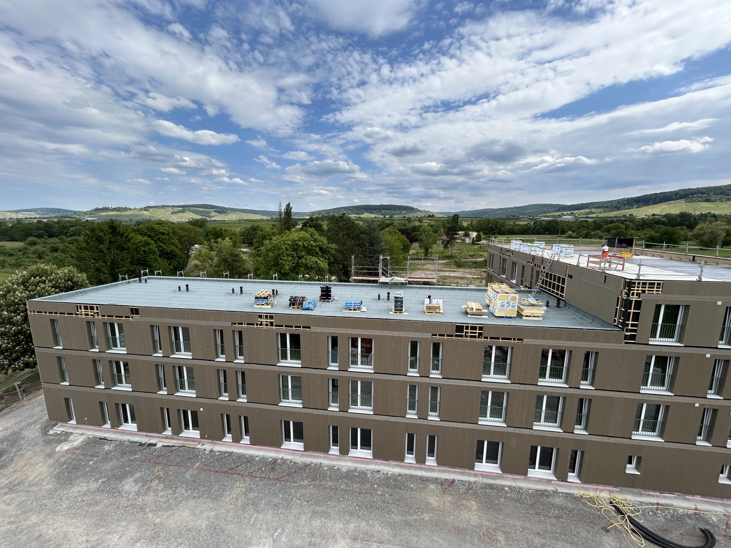 Modularer Wohnungsbau mit Holzfassade