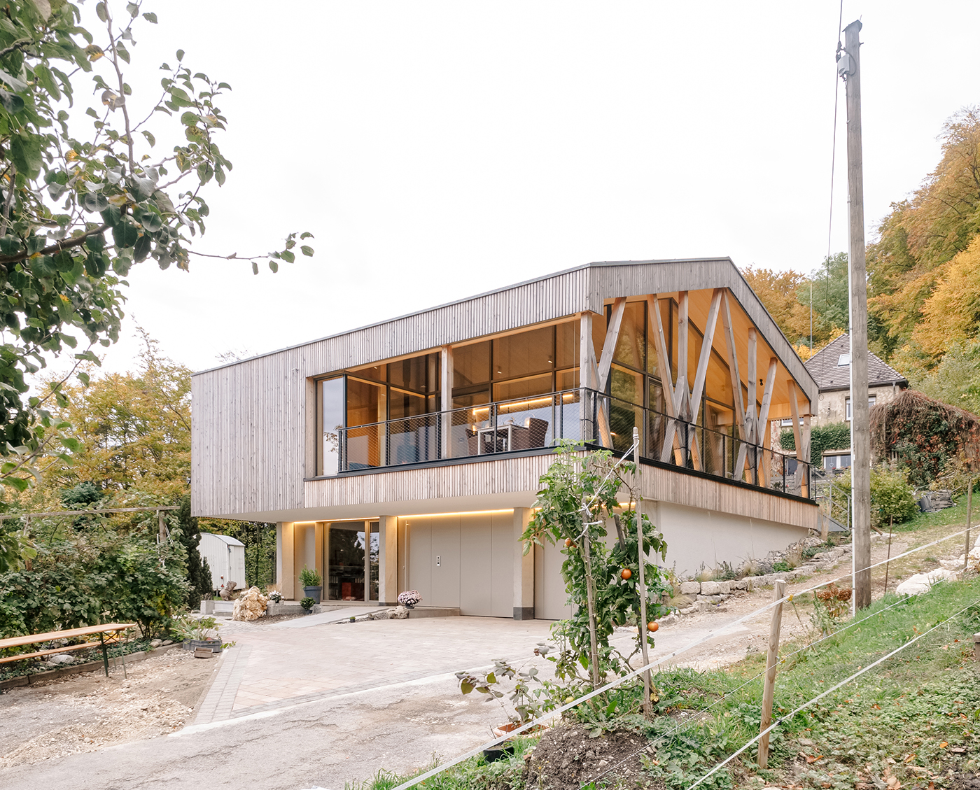 Garagenaufstockung mit Holzfassade und großen Fenstern