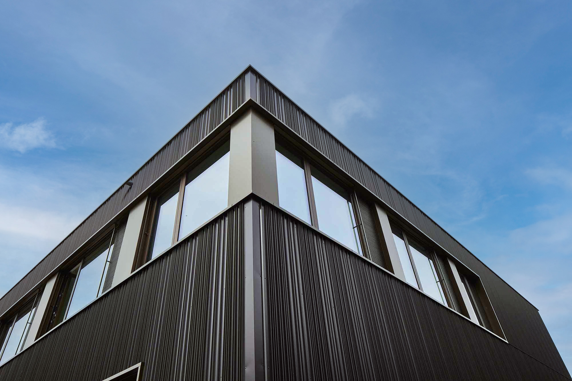 Fassade eines Schulgebäudes