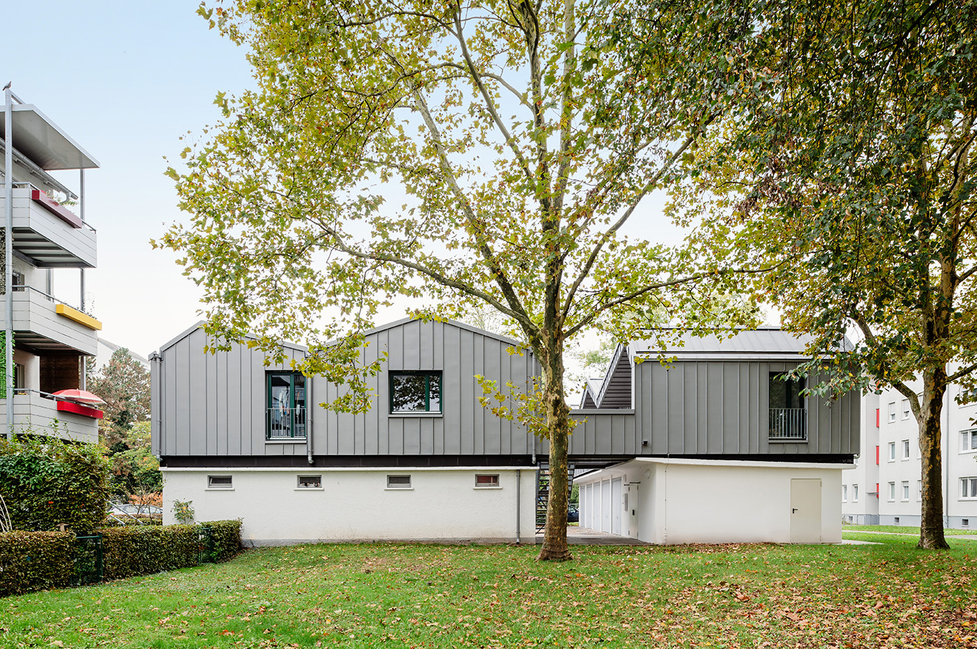 Garagenaufstockung mit Rasen davor