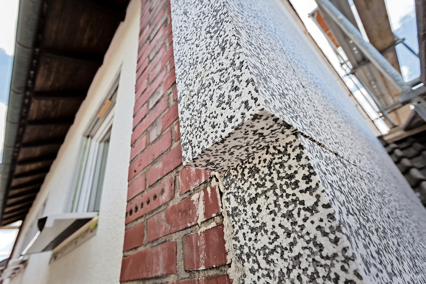 Dämmung aus Styropor auf einer Ziegelfassade