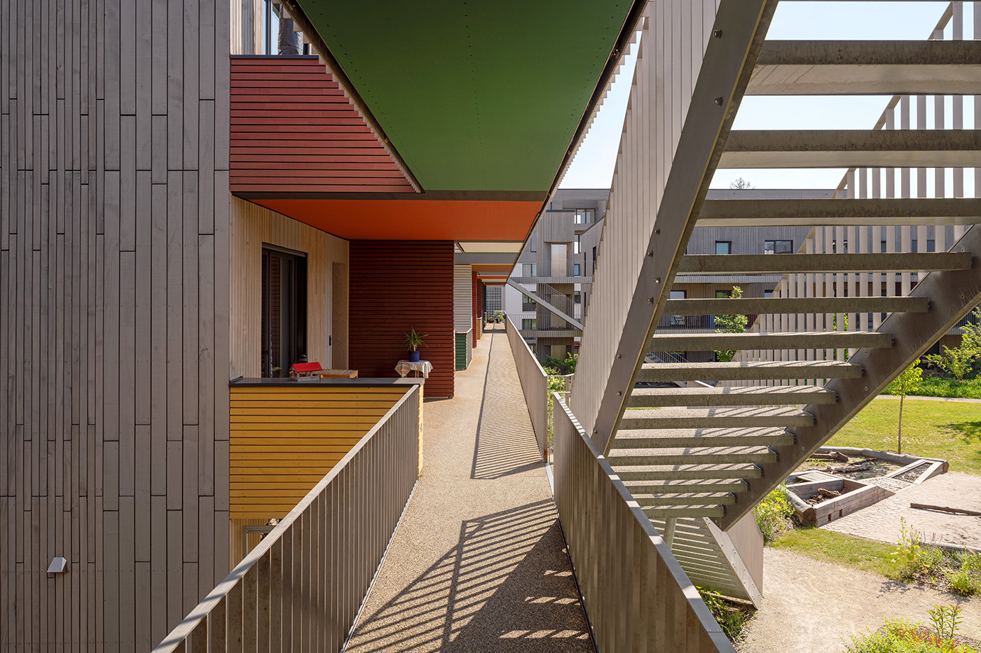 Laubengänge des Franklin Village mit Treppe