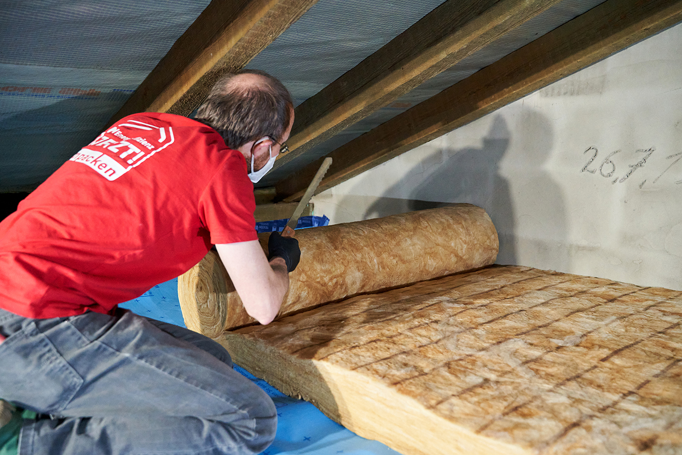 Mann dämmt Geschossdecke