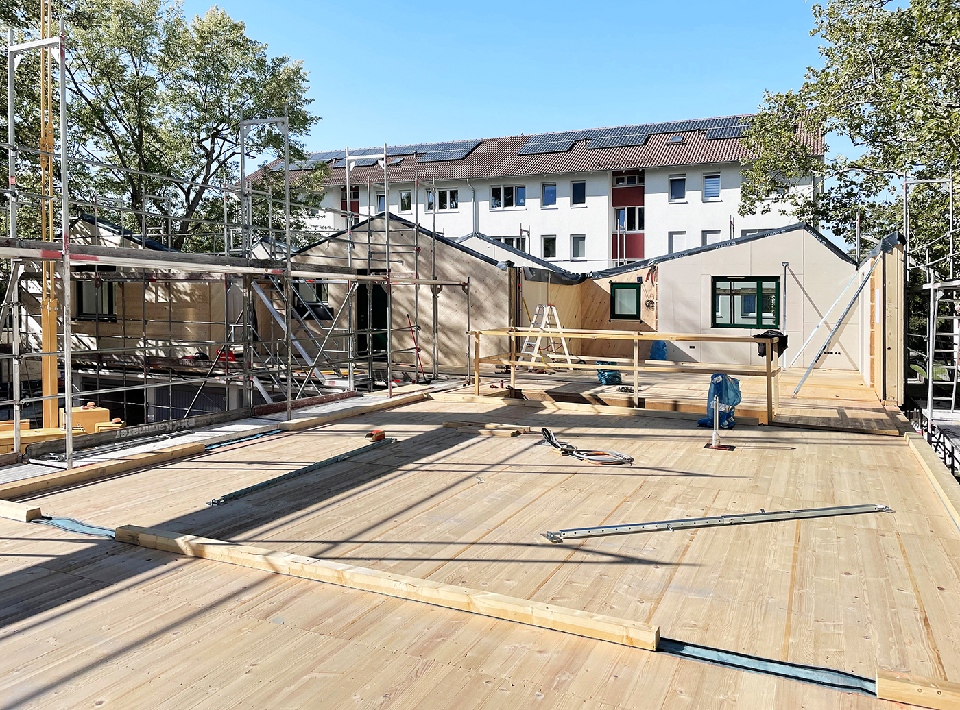 Baustelle einer Garagenaufstockung mit Holzwänden