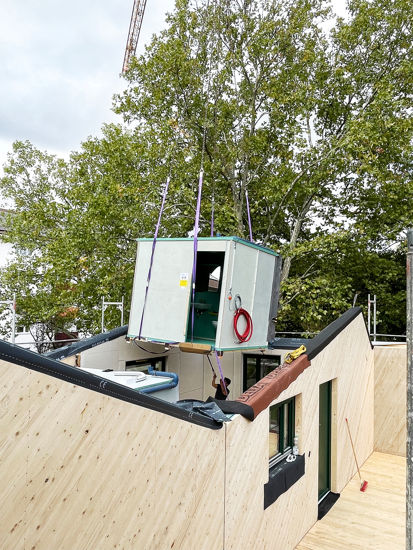 Modulares Fertigbad am Kran auf einer Baustelle