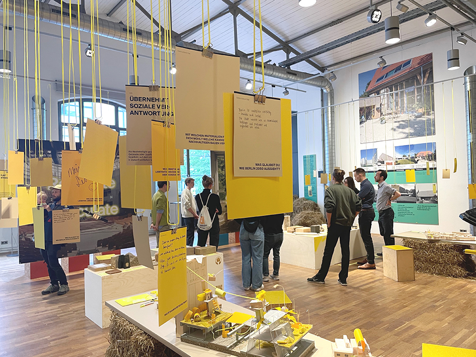 Eine Gruppe von Besuchern im Ausstellungsraum