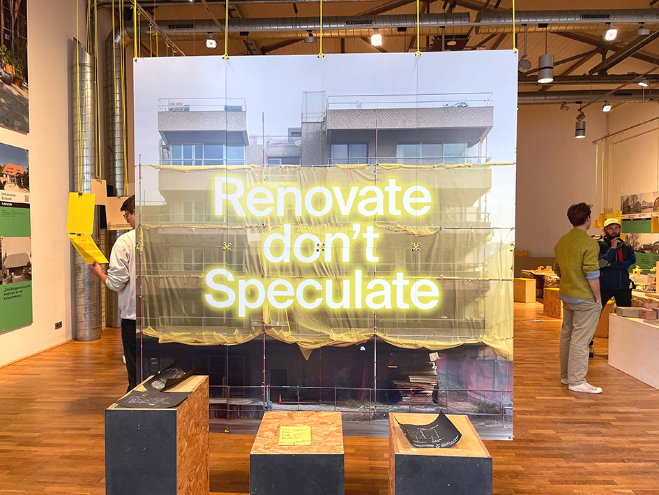 Großes Bild eines Bestandgebäudes im Ausstellungsraum