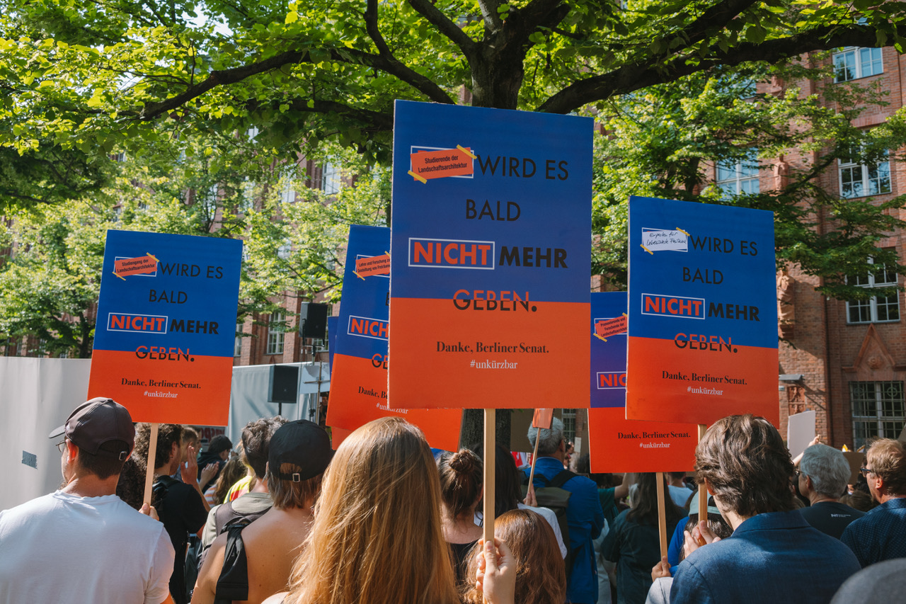 Studierende der Landschaftsarchitektur von der TU Berlin demonstrieren gegen die Kürzungen des Senats
