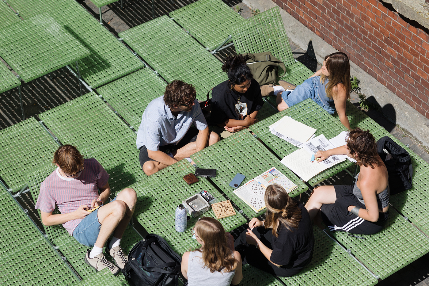 Stuiderende sitzen auf dem Möbel