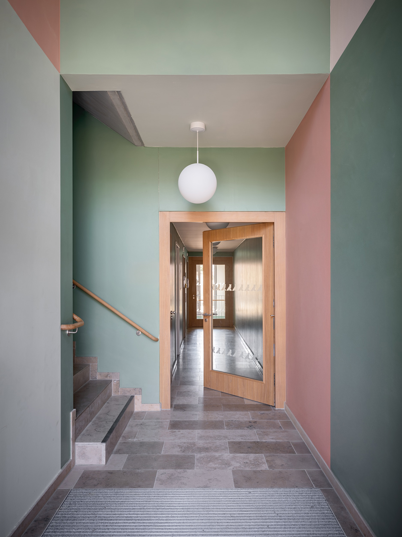 Treppenhaus in Pastellfarben