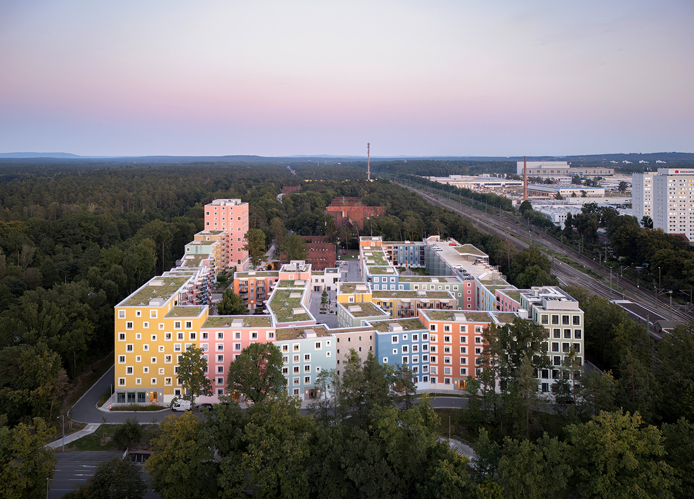 Bunte Wohnhäuser im Regensburger Viertel aus der Vogelperspektive