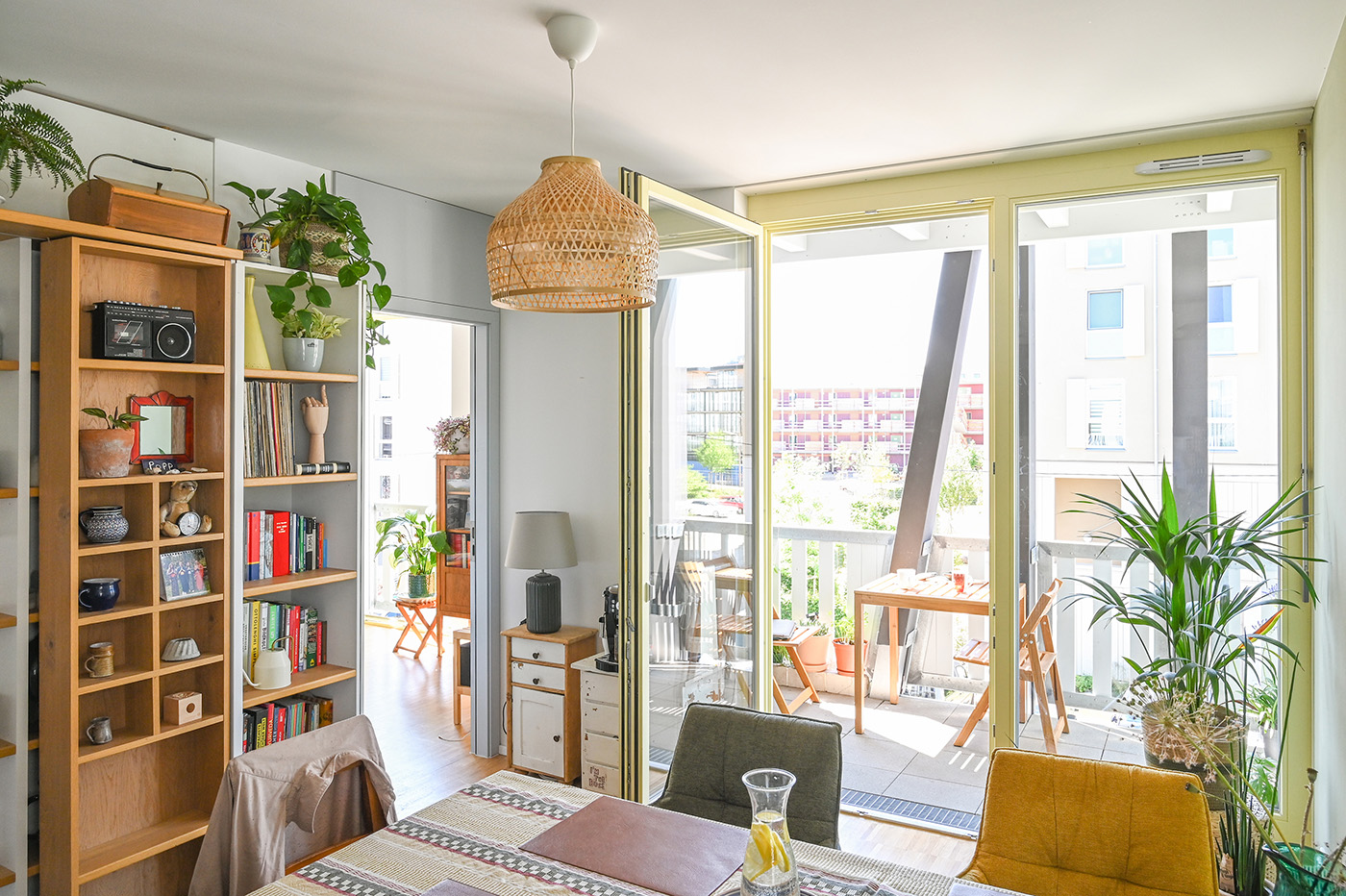 Wohnzimmer mit gelbem Fensterrahmen