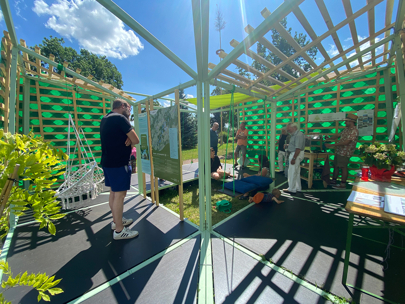 Ein Pavillon im Grünen