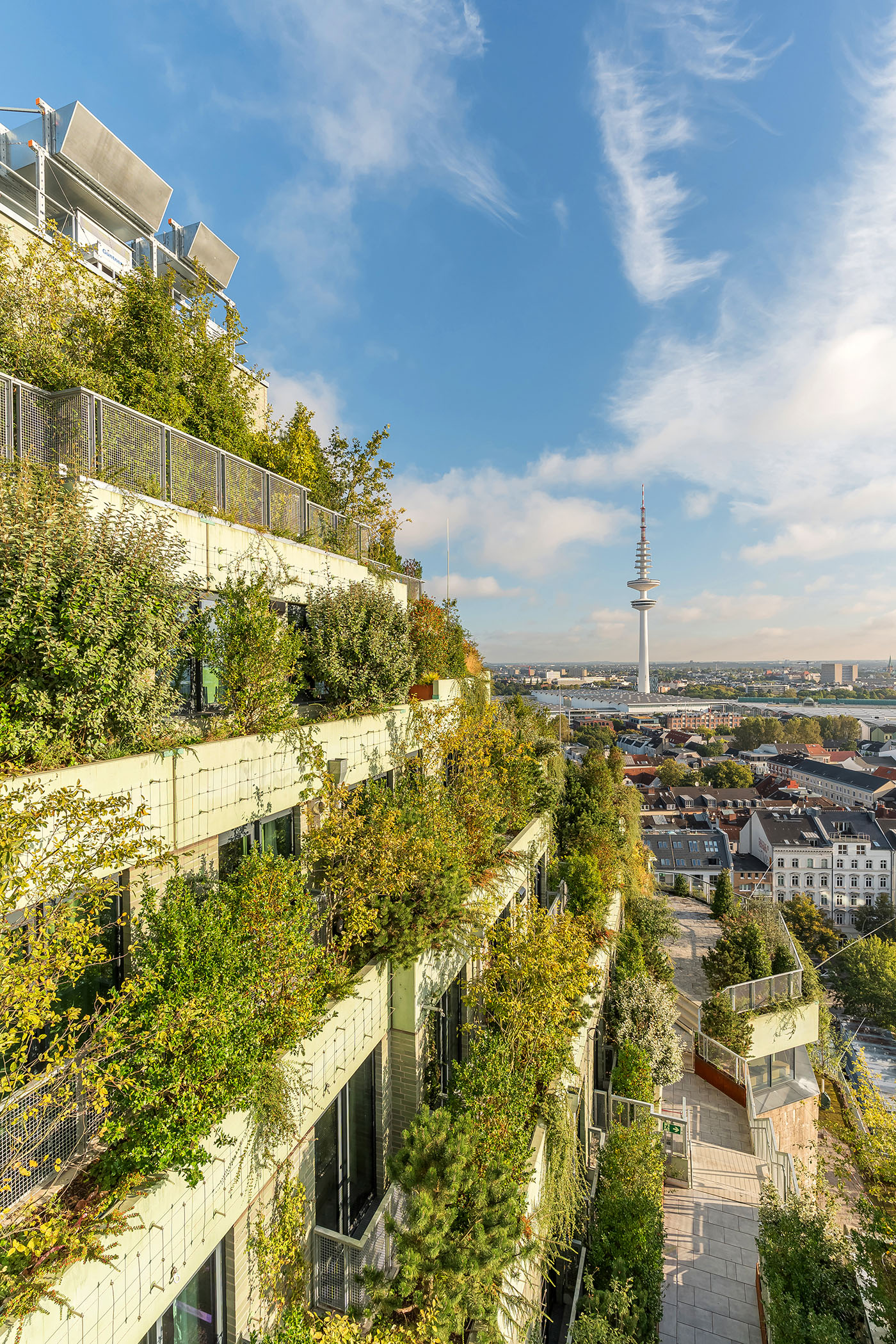 Hochbunker in Hamburg mit begrünten Etagen und Blick auf den Fernsehturm