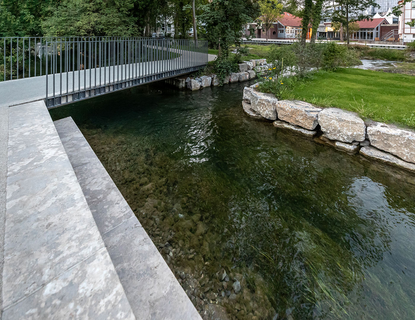 Fluss Pader mit Stufen am ufer und kleiner Brücke