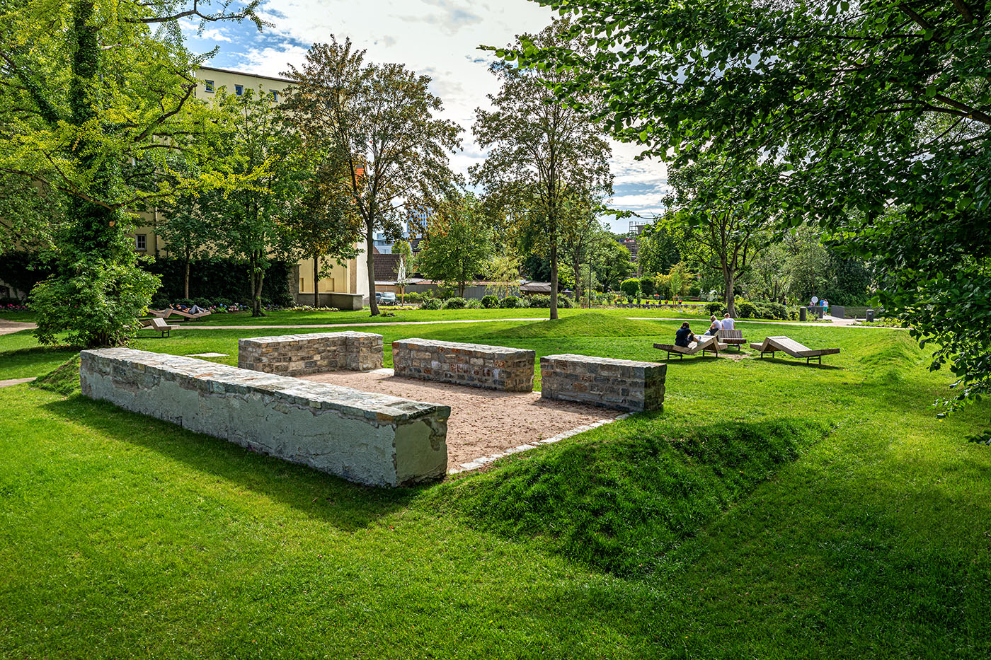 Alte Fundamente in einer Grünanlage