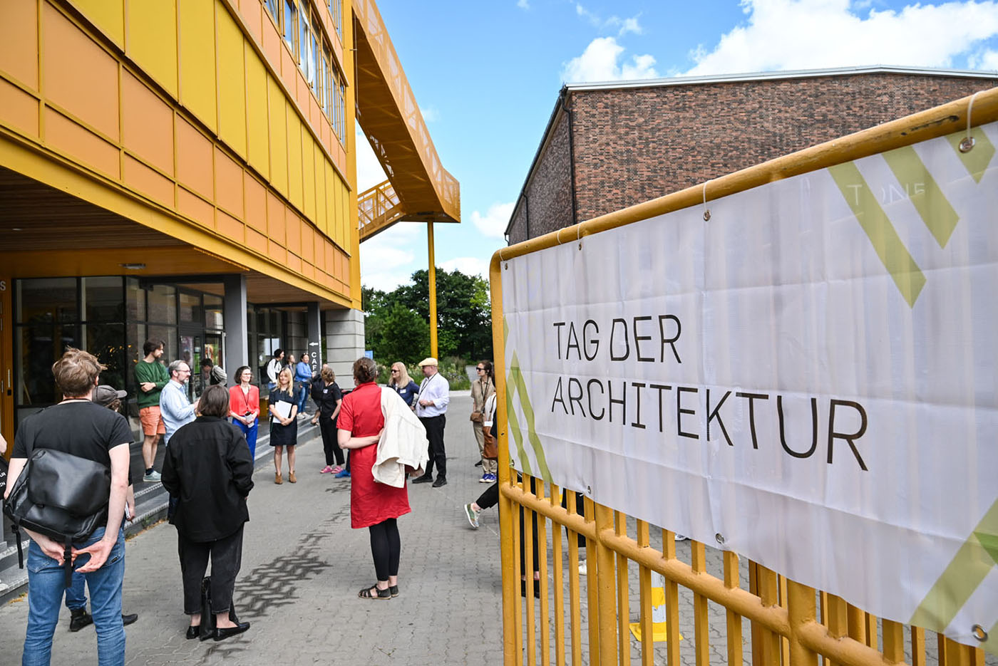 Besuchergruppe auf dem Grundstück