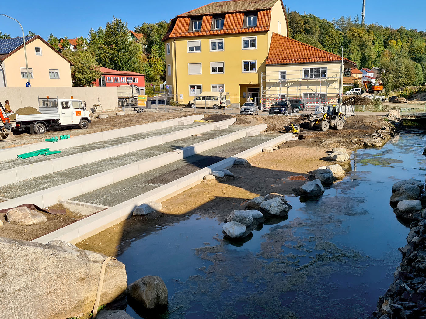 Baustelle mit großen Stufen an einem Bachlauf