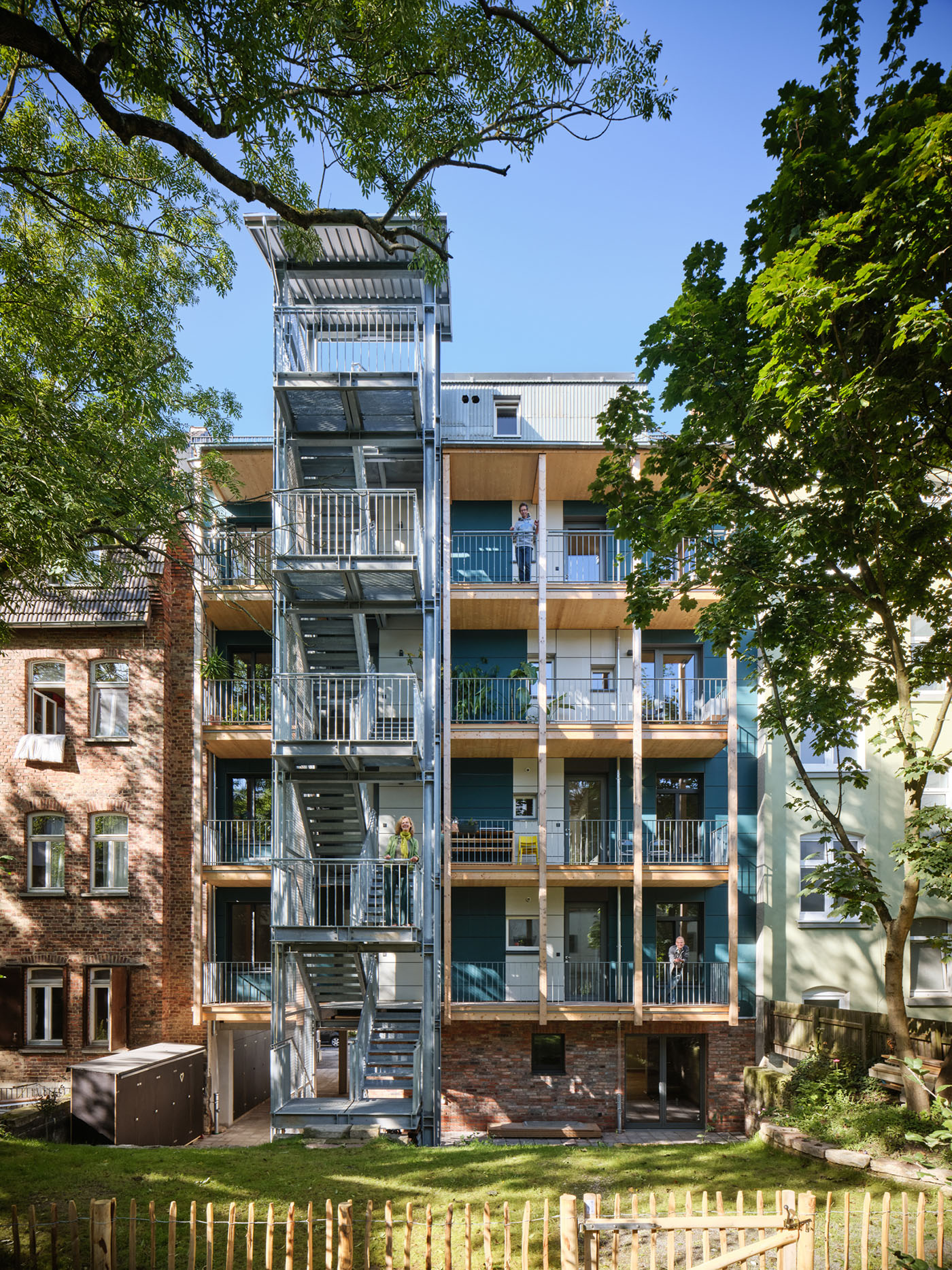 Gartenfassade mit frei stehendem Treppenhaus