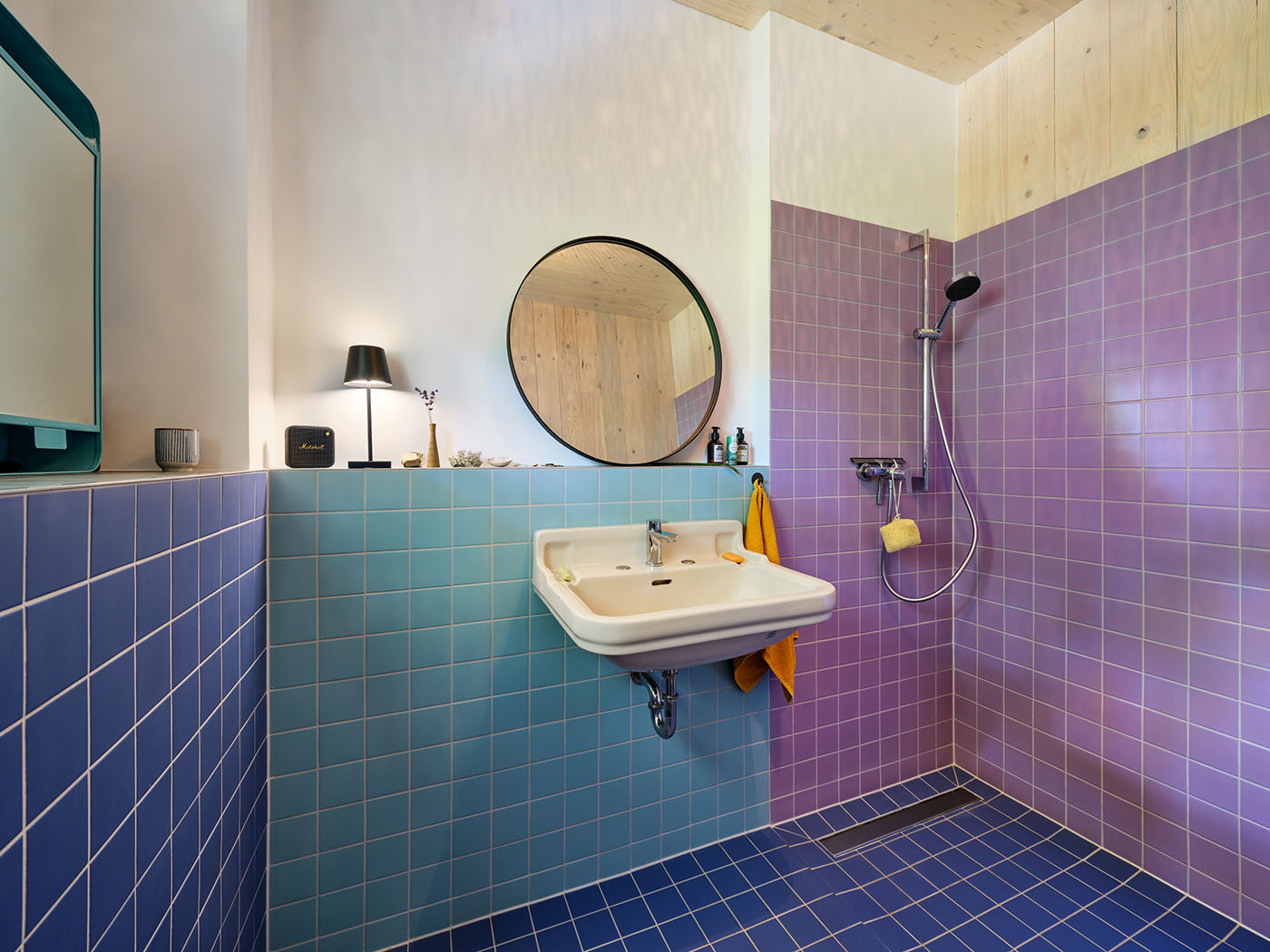 Badezimmer mit Fliesen in Blau, Türkis und Lila