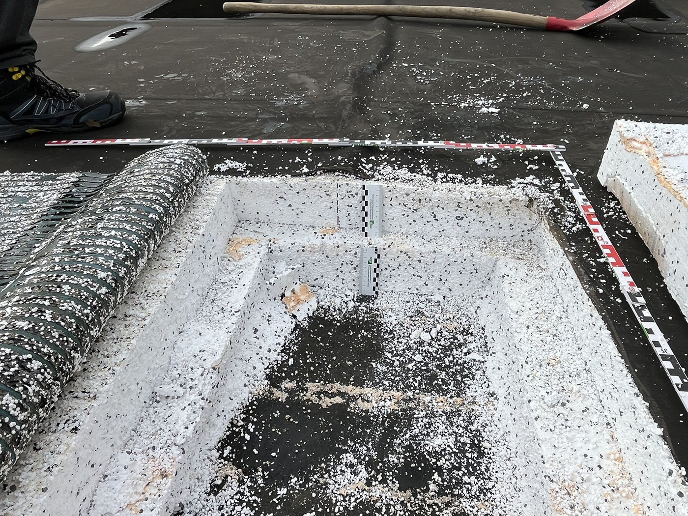 Geöffnete Dachabdichtungen mit Dämmung aus Styropor