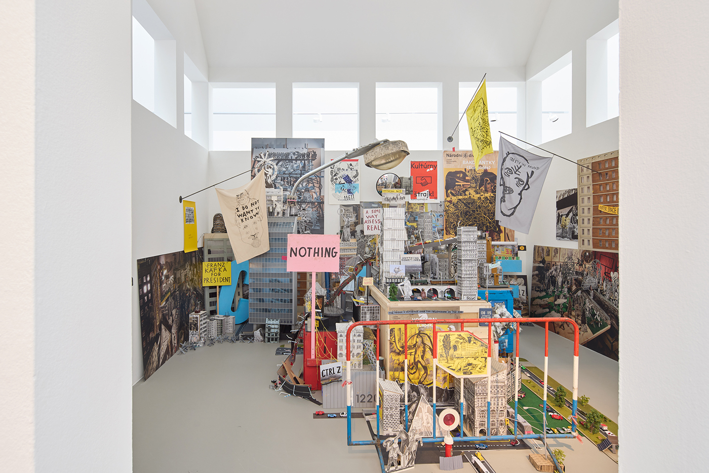 Bunte Ausstellungsinstallation zum Thema Stadtplanung