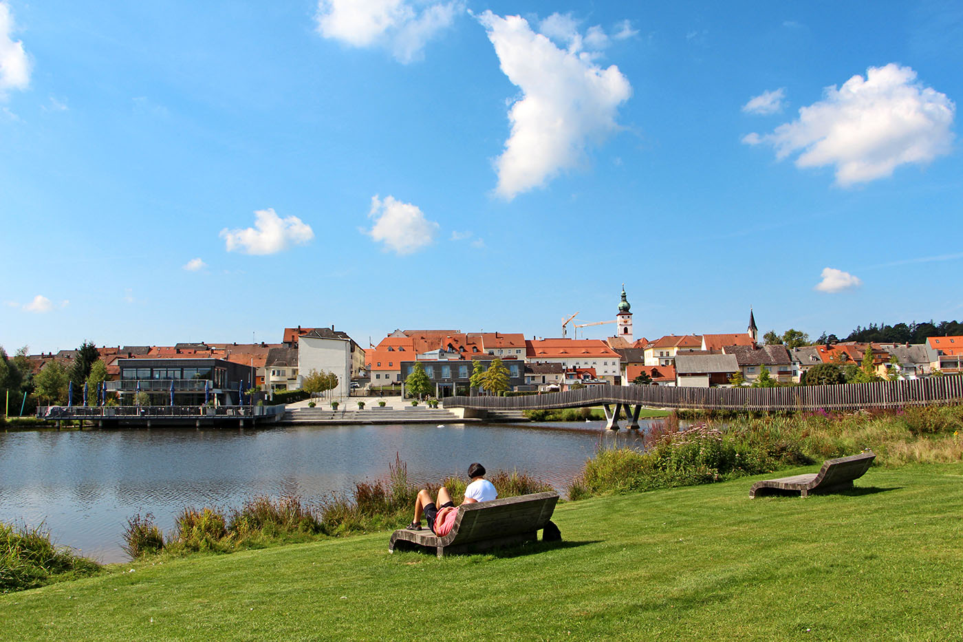 Grünflächen im Tirschenreuther Fischhofpark mit Altstadt-Silhouette