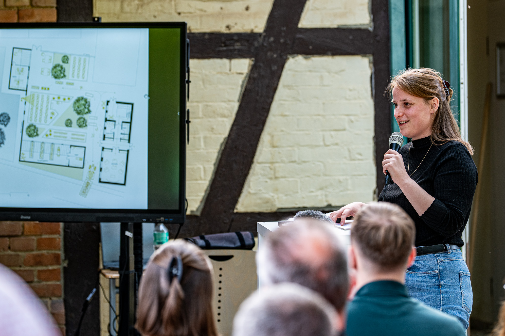 Clarissa Mohr stellt den Bewohnerinnen und Bewohnern ihren Entwurf vor