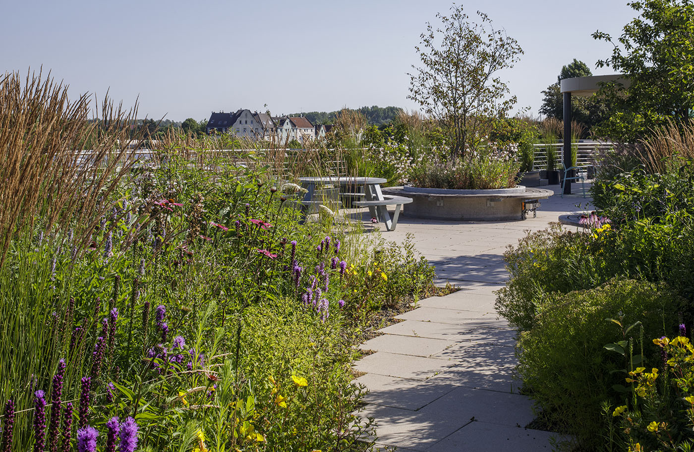 Dachterrasse mit Sitzgruppen