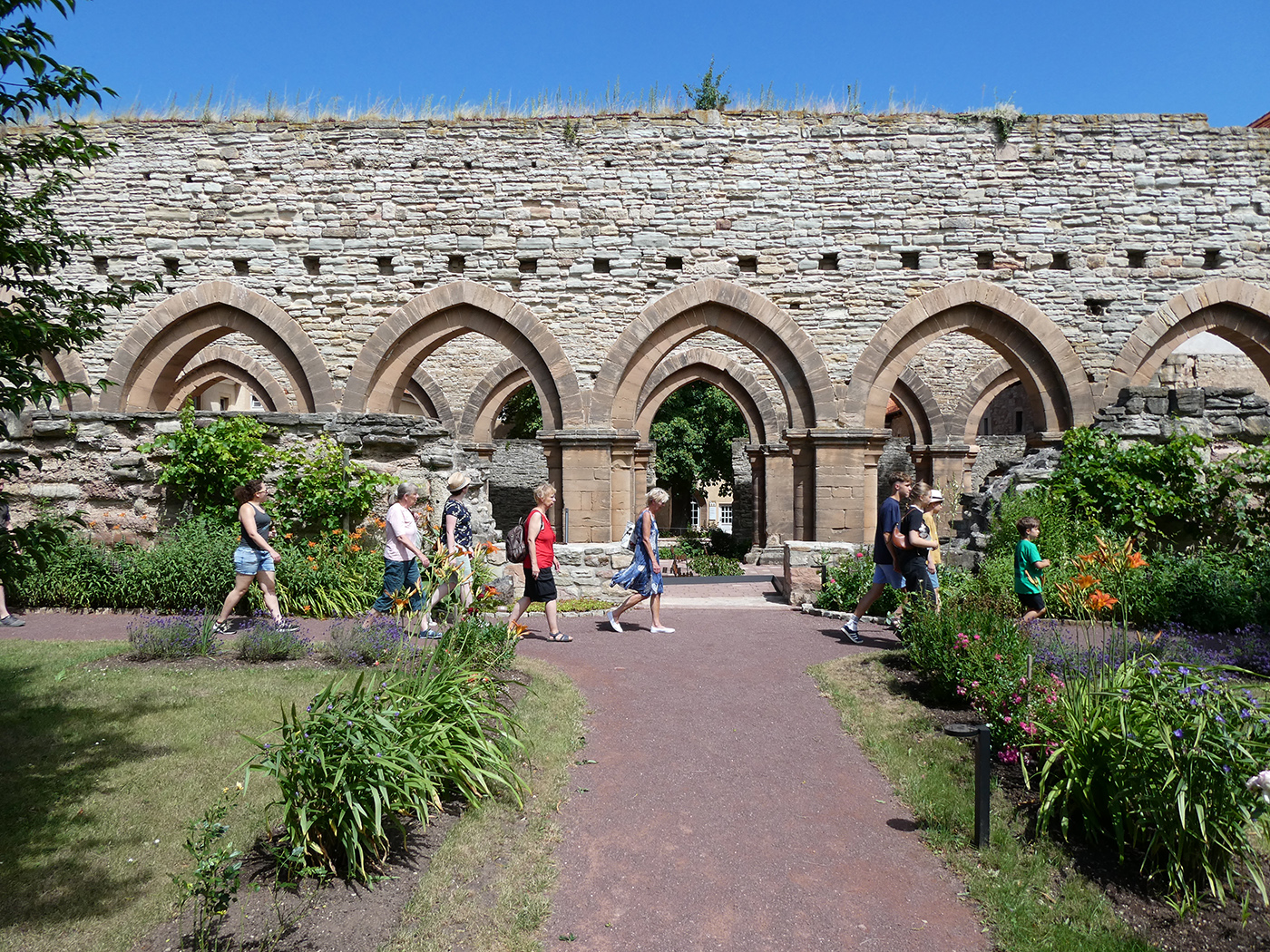 Besucher vor der Ruine im Grünen