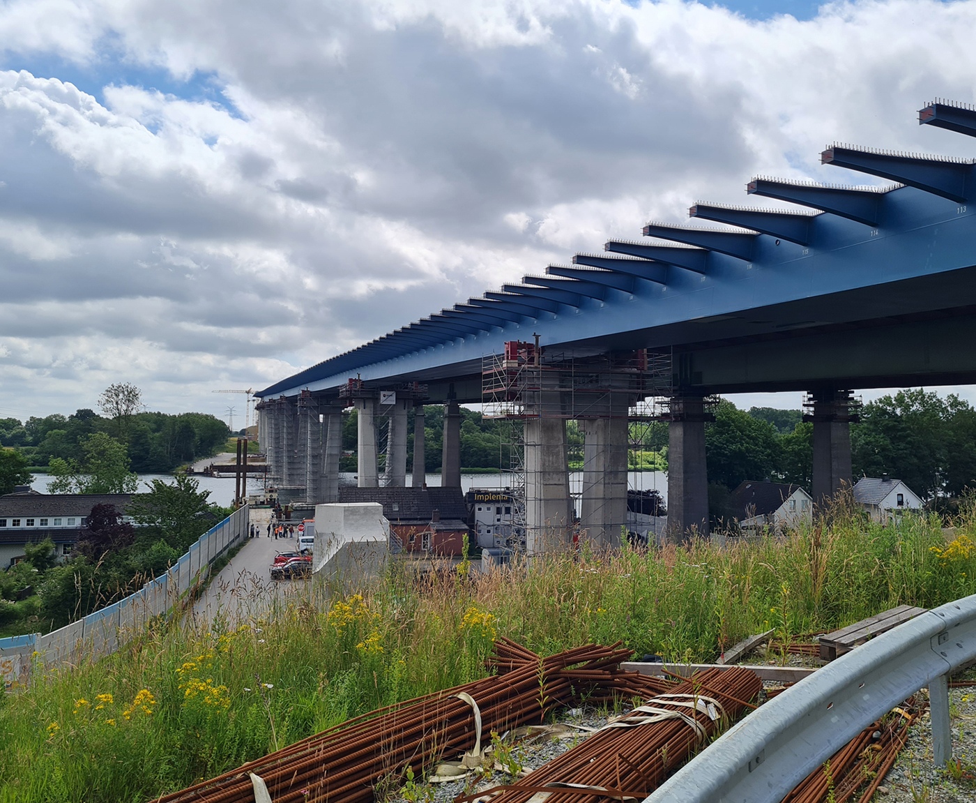 Besuchergruppe unter der im Bau befindlichen Brücke