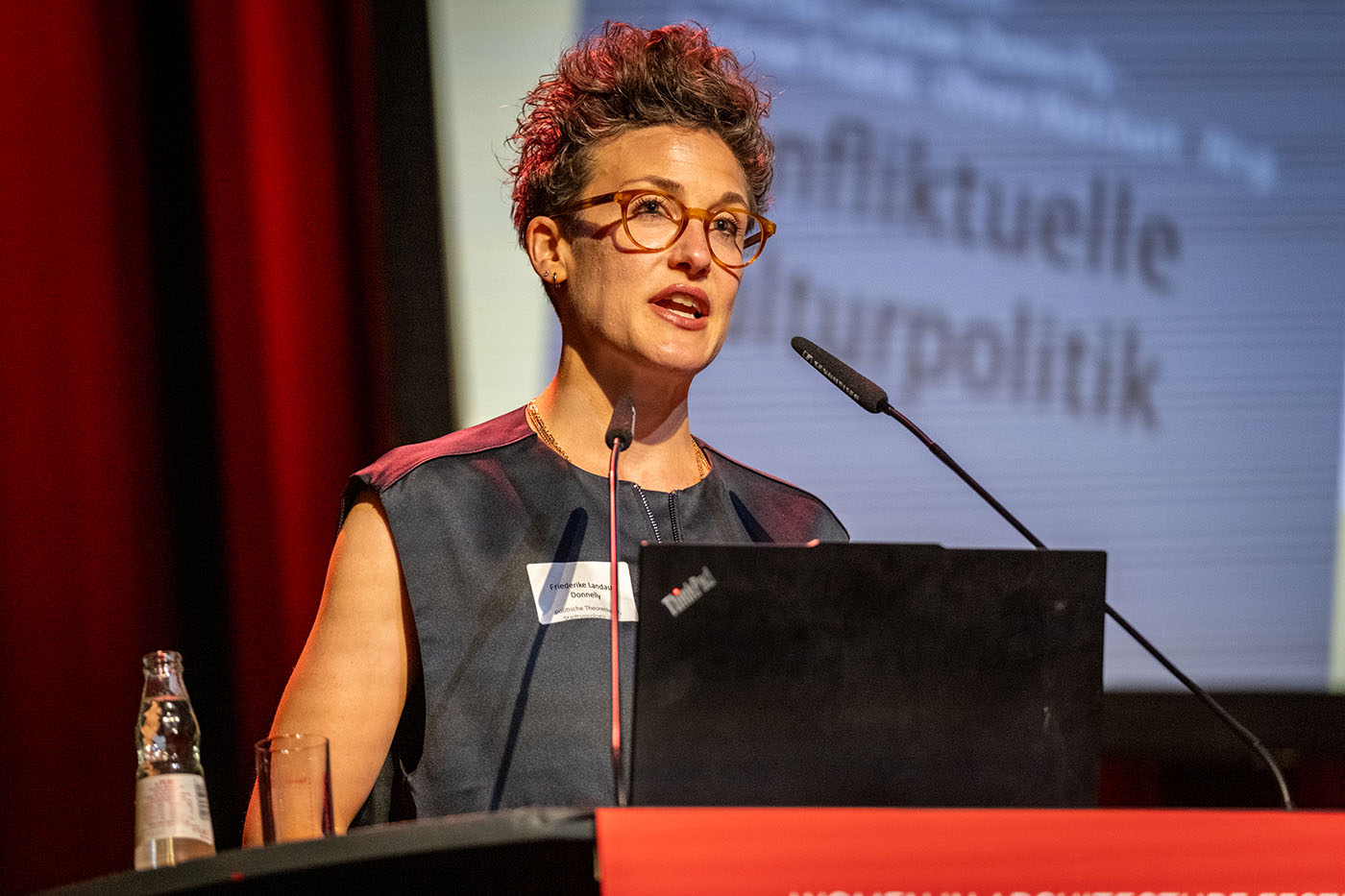 Friederike Landau-Donnelly am Rednerpult